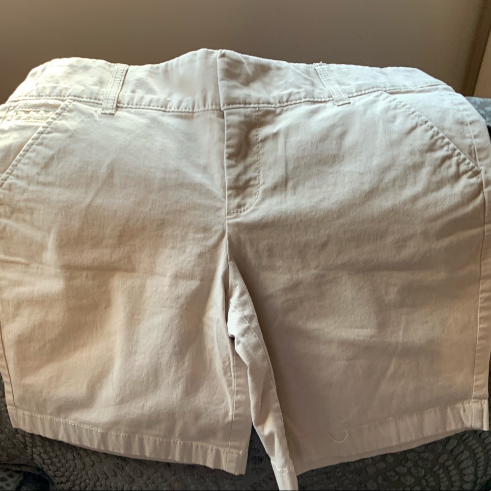 Caslon Women’s Khaki Shorts